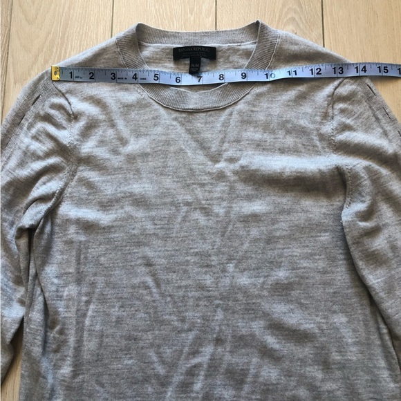 Banana Republic 100% Merino Wool Eyelet Sleeve Light Sweater in Grey Size M - Picture 2 of 11